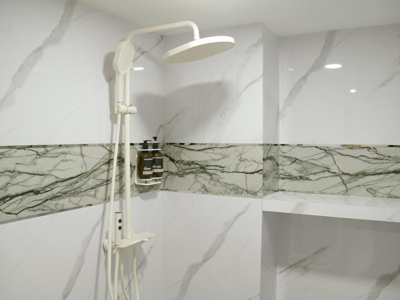 Verse Hotel Cirebon Εξωτερικό φωτογραφία