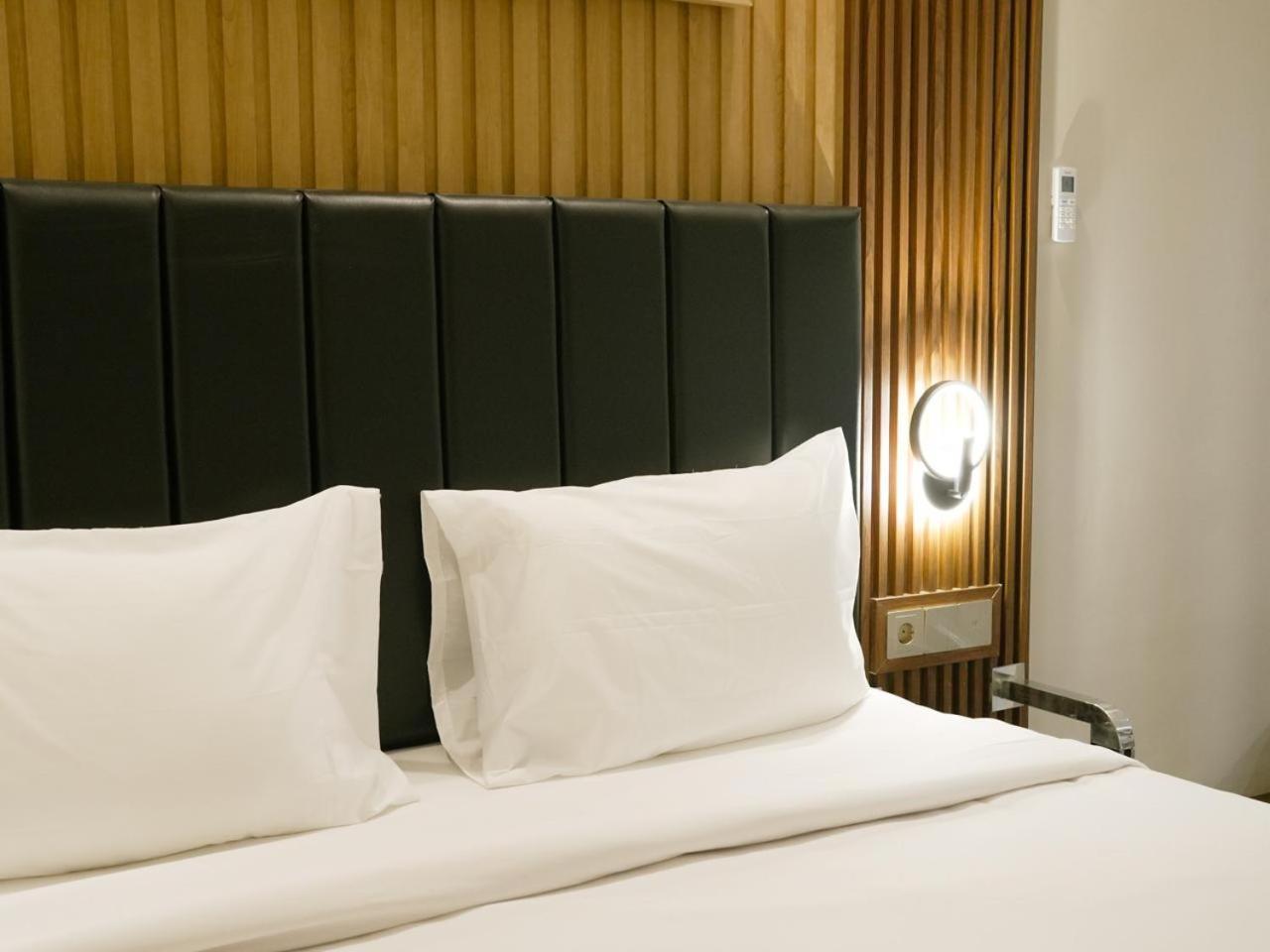 Verse Hotel Cirebon Εξωτερικό φωτογραφία