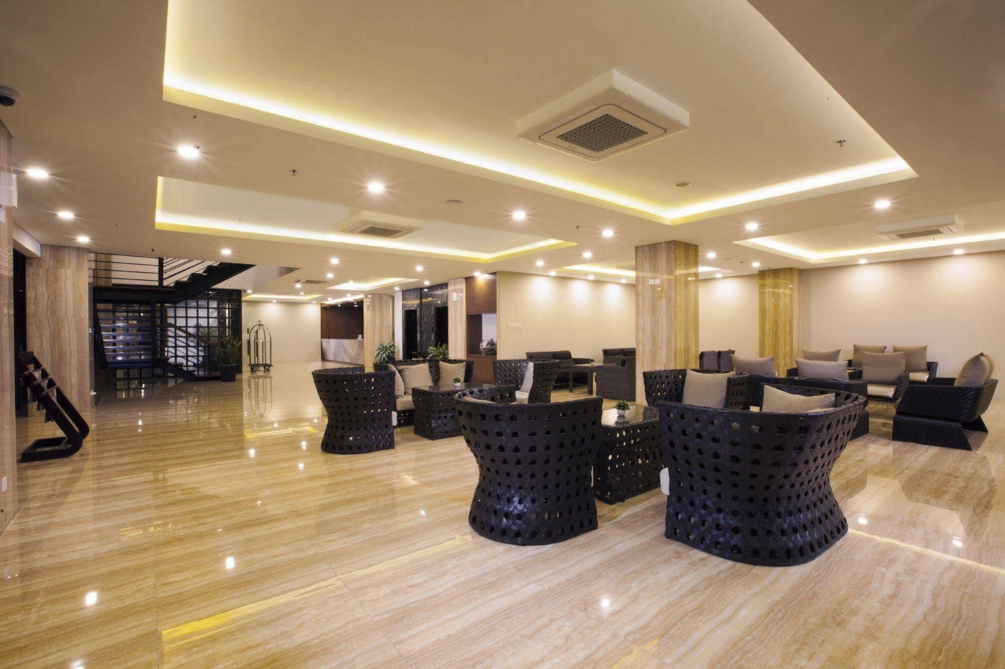 Verse Hotel Cirebon Εξωτερικό φωτογραφία