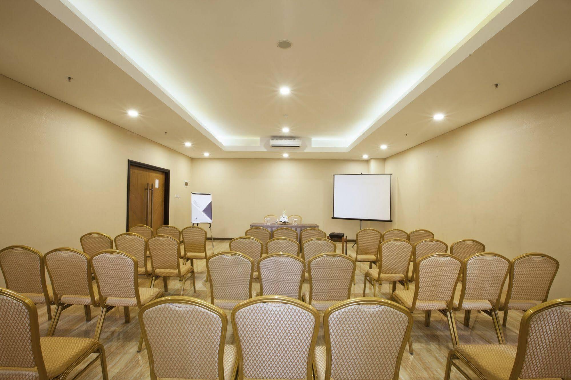 Verse Hotel Cirebon Εξωτερικό φωτογραφία