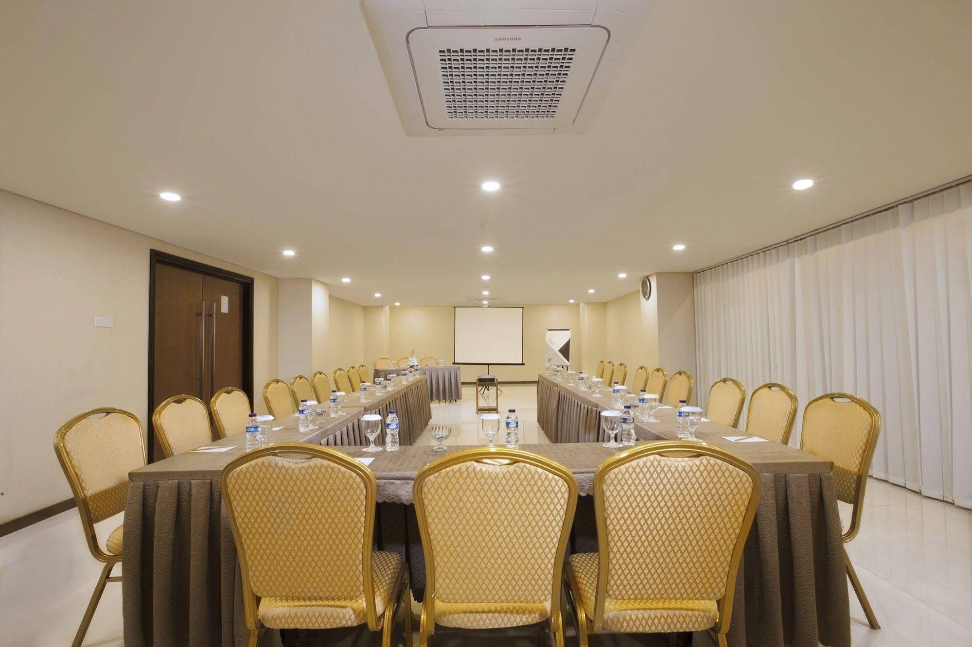 Verse Hotel Cirebon Εξωτερικό φωτογραφία