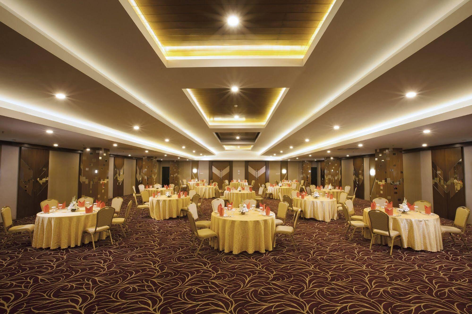 Verse Hotel Cirebon Εξωτερικό φωτογραφία