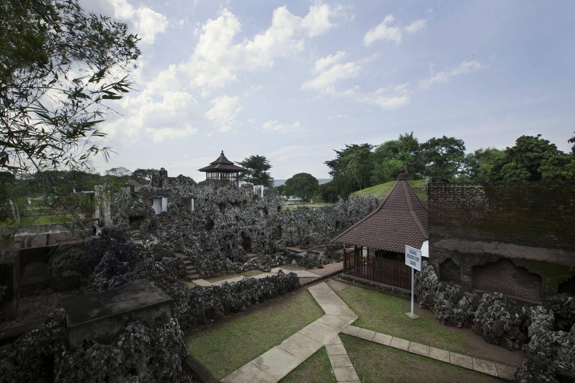 Verse Hotel Cirebon Εξωτερικό φωτογραφία